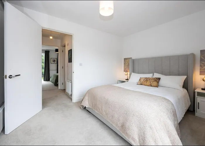 Elegance Retreat - 2 Bed Holiday Home With Parking