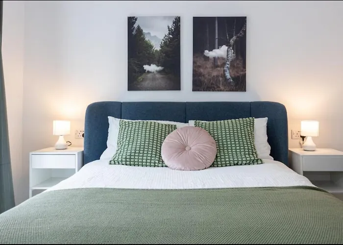 Elegance Retreat - 2 Bed Holiday Home With Parking