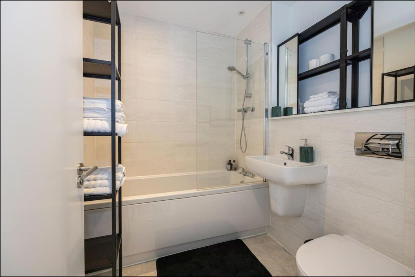 Elegance Retreat - 2 Bed With Parking *