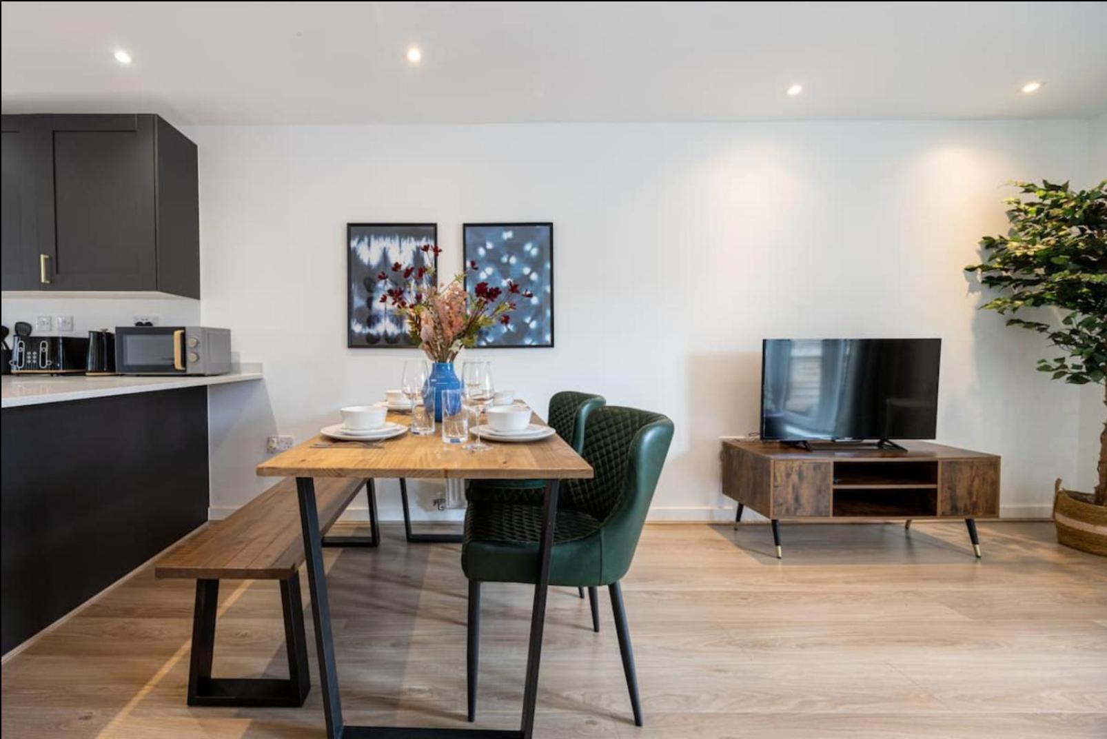 Elegance Retreat - 2 Bed With Parking