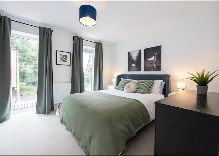 Elegance Retreat - 2 Bed Holiday Home With Parking